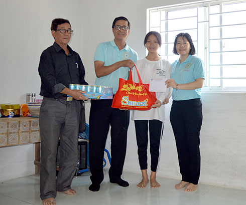 Đại diện Công ty trao tặng quà cho các em học sinh được nhận đỡ đầu tại xã Cam Thịnh Đông.