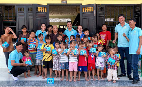 Đại diện Công ty Sanest Khánh Hòa trao tặng quà cho trẻ em mồ côi, khuyết tật  tại cơ sở nuôi dưỡng chùa Đàm Hoa, xã Liên Hương, huyện Tuy Phong, tỉnh Bình Thuận.