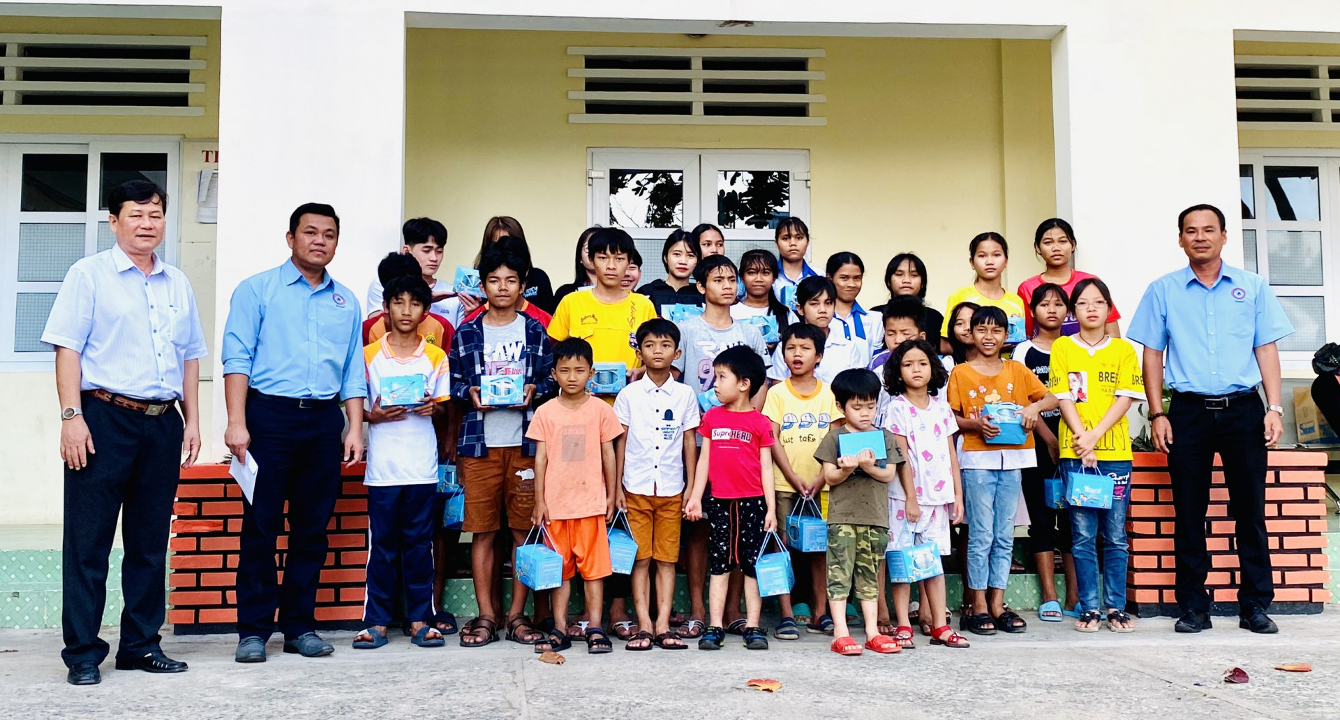 Đại diện Công ty Sanest Khánh Hòa trao tặng quà cho trẻ em mồ côi, cơ nhỡ  tại Trung tâm Bảo trợ xã hội tỉnh Ninh Thuận.