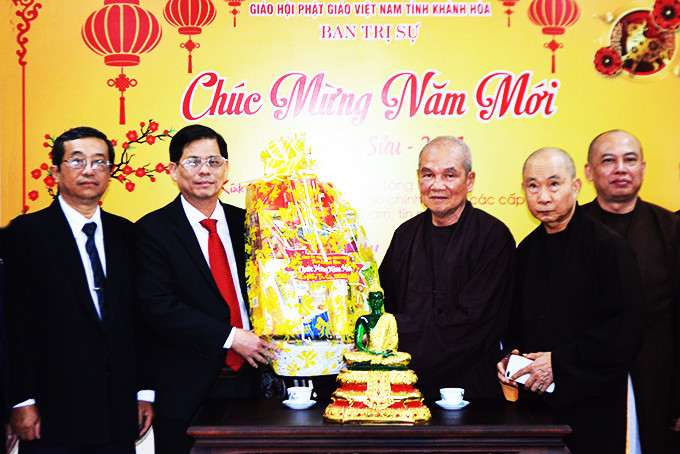 Thay mặt UBND tỉnh, đồng chí Nguyễn Tấn Tuân tặng quà Tết  cho Ban Trị sự Giáo hội Phật giáo Việt Nam tỉnh.