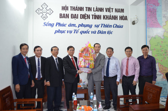Thay mặt UBND tỉnh, đồng chí Nguyễn Tấn Tuân tặng quà Tết cho Ban Đại diện Hội Thánh Tin lành Khánh Hòa.