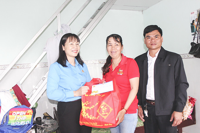 Bà Nguyễn Thị Hằng tới nhà trọ thăm, trao quà Tết  cho gia đình chị Lê Thị Thanh Nhàn.