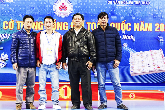 4 kỳ thủ mang vinh quang về cho thể thao Khánh Hòa  (từ trái sáng phải: Đức Trí, Thành Công, Cẩm Long, Anh Đức).