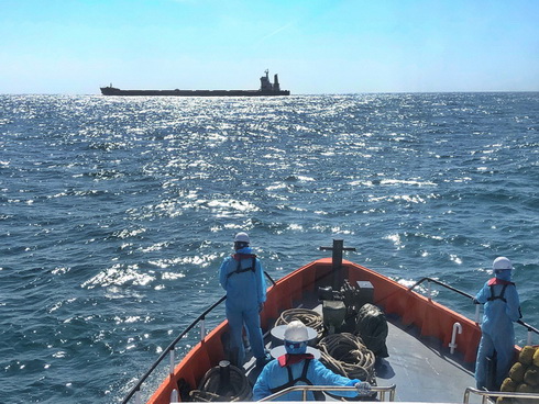 Vượt sóng lớn, cứu thợ máy người Philippines bị bệnh nặng