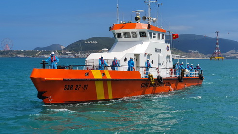 Sau khi tiếp nhận thuyền viên bị bệnh nặng, tàu SAR27-01 tiến vào vịnh Nha Trang