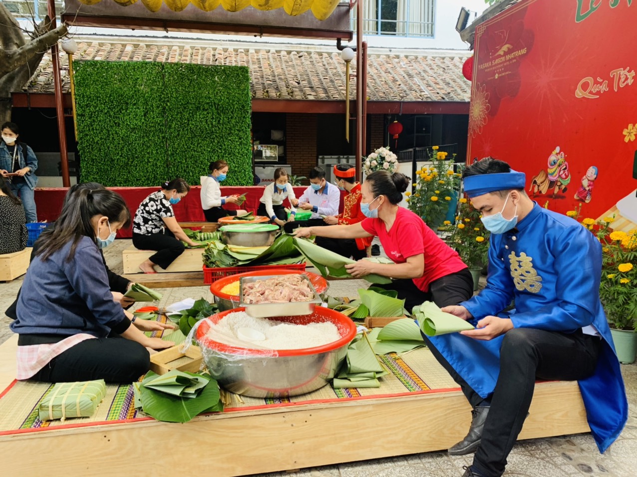 Khách và nhân viên khách sạn Yasaka-Saigon-Nhatrang cùng gói bánh trong không gian nhà vườn đậm chất truyền thống