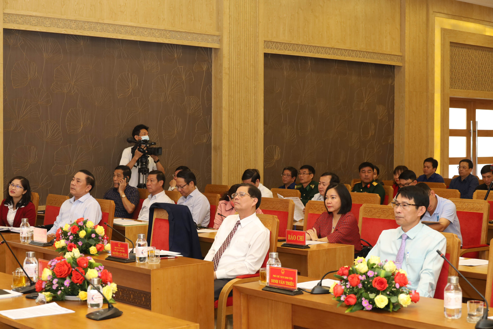 Các đại biểu tham dự buổi họp báo của UBND tỉnh Khánh Hòa. 
