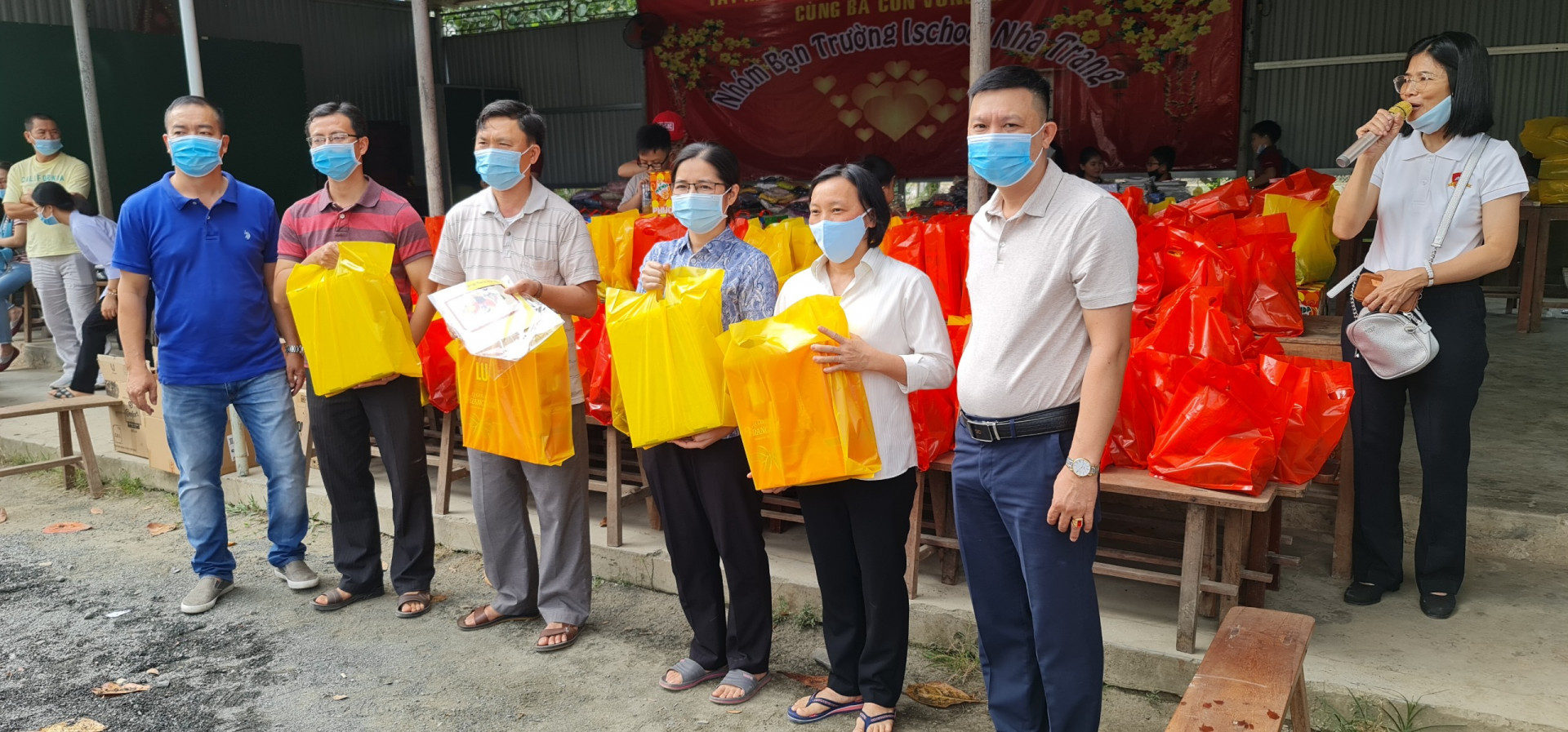 Đại diện Nhóm bạn Trường iSchool Nha Trang trao quà cho các gia đình gặp nhiều khó khăn
