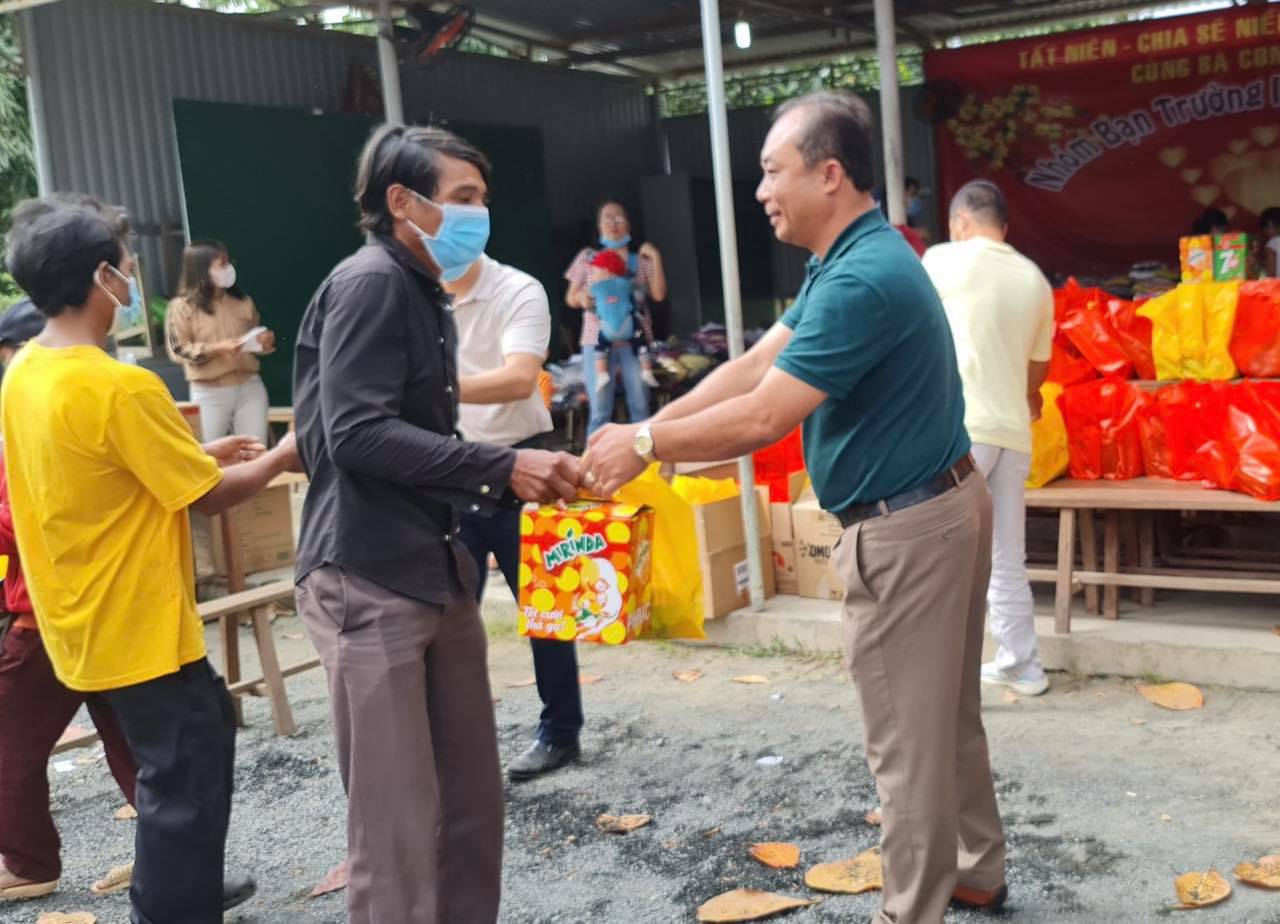 Ông Nguyễn Quang Duy - Giám đốc Công ty TNHH Sản Xuất - Thương mại - Xuất nhập khẩu D&T trao quà cho một người dân có hoàn cảnh khó khăn.