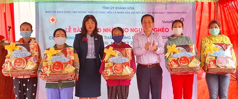 Ông Hà Quốc Trị cùng đại diện Vietinbank Chi nhánh Khánh Hòa trao quà Tết cho các gia đình