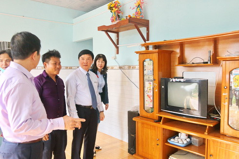 Ông Nguyễn Khắc Định cùng các đại biểu tới thăm căn nhà của gia đình chị Cao Thị Nở vừa được khánh thành và bàn giao