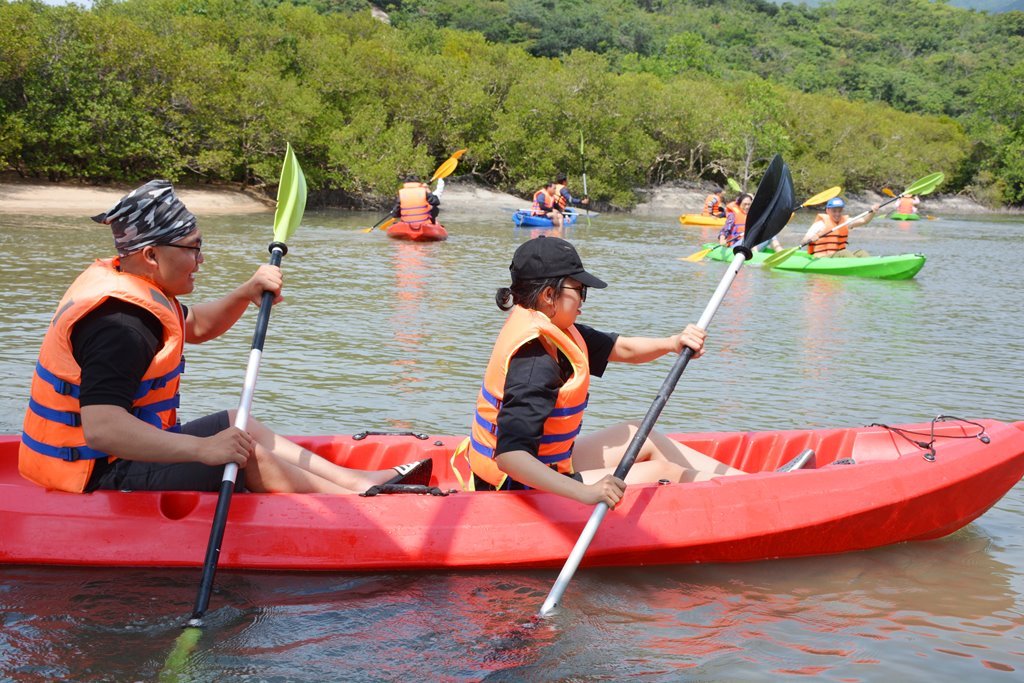  Khách chèo thuyền Kayak khám phá rừng ngập mặn ở KDL Đảo Hoa Lan