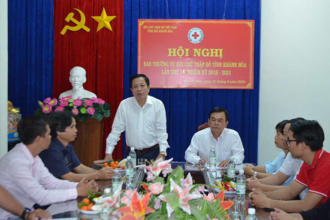 Ông Hà Quốc Trị - Phó Bí thư tỉnh ủy Khánh Hòa tặng quà và chúc tết Hội Chữ thập đỏ tỉnh.