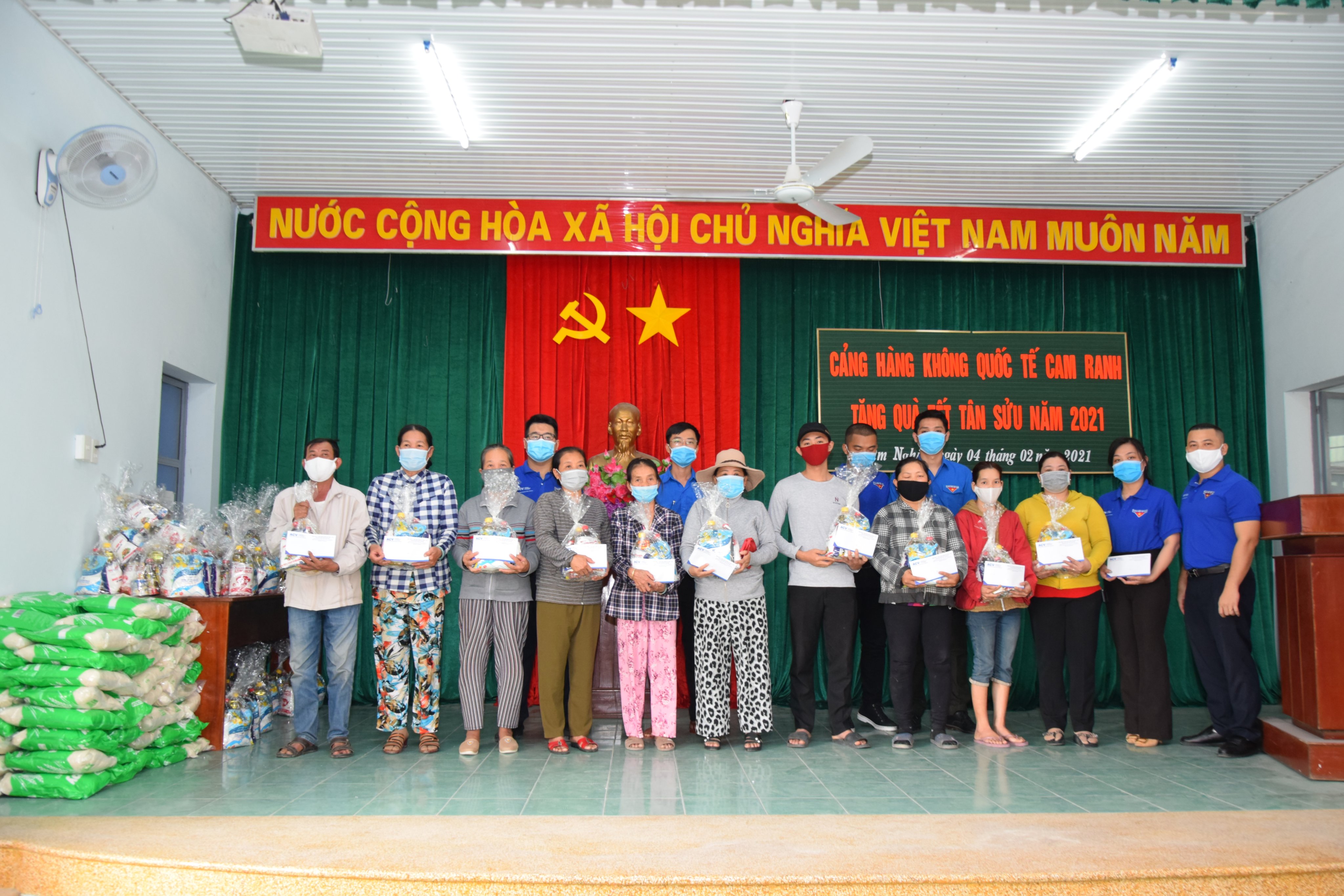 Tặng quà Tết cho hộ gia đình, học sinh có hoàn cảnh khó khăn