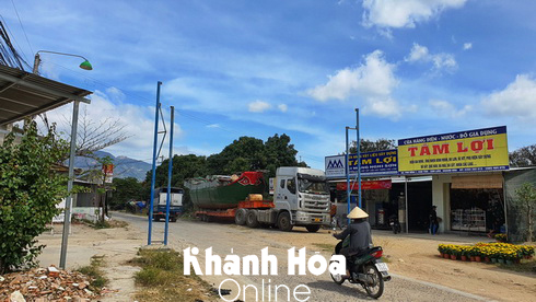 Dỡ luôn cổng làng để xe đầu kéo đi qua