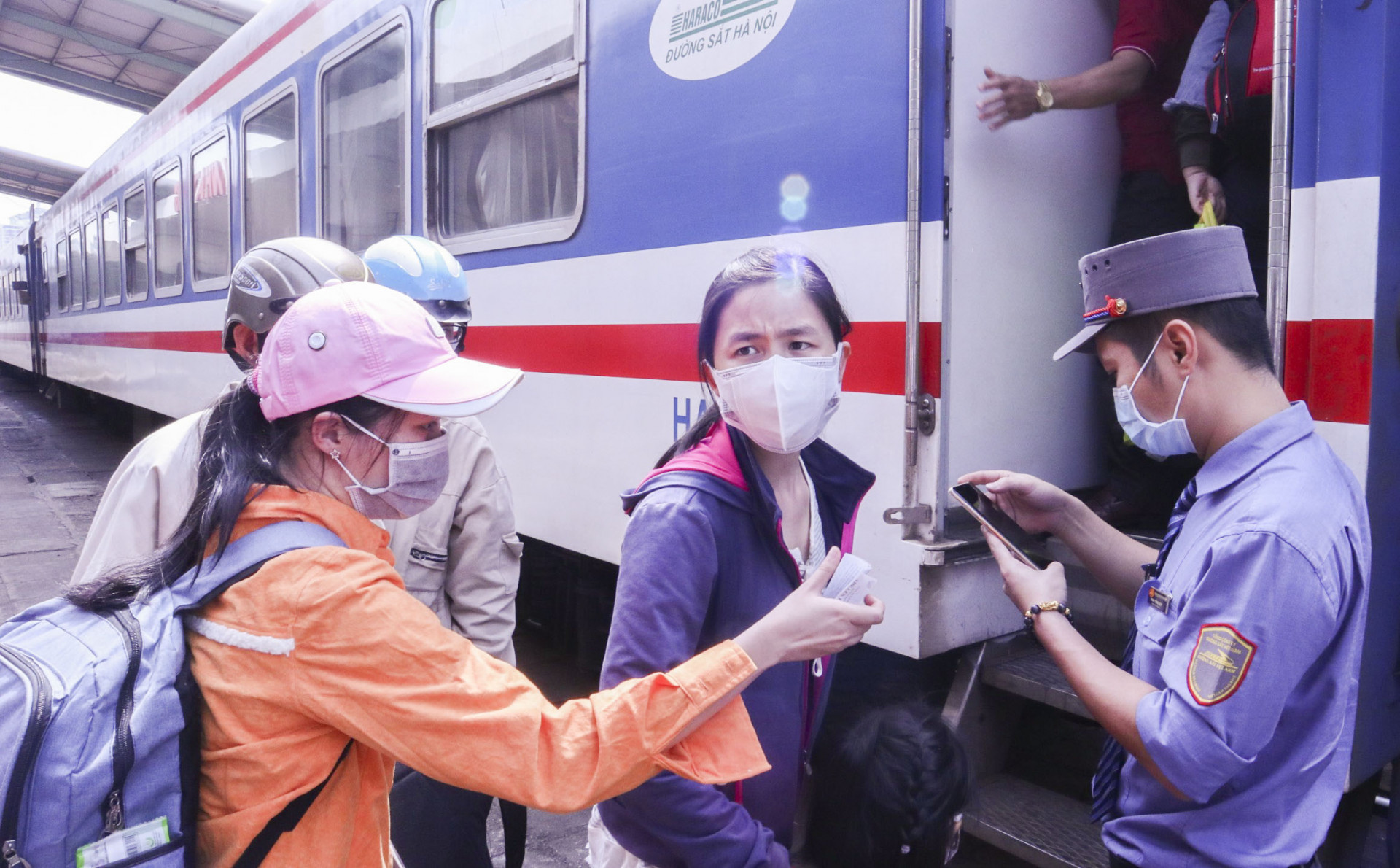 Khách đi tàu tại ga Nha Trang.