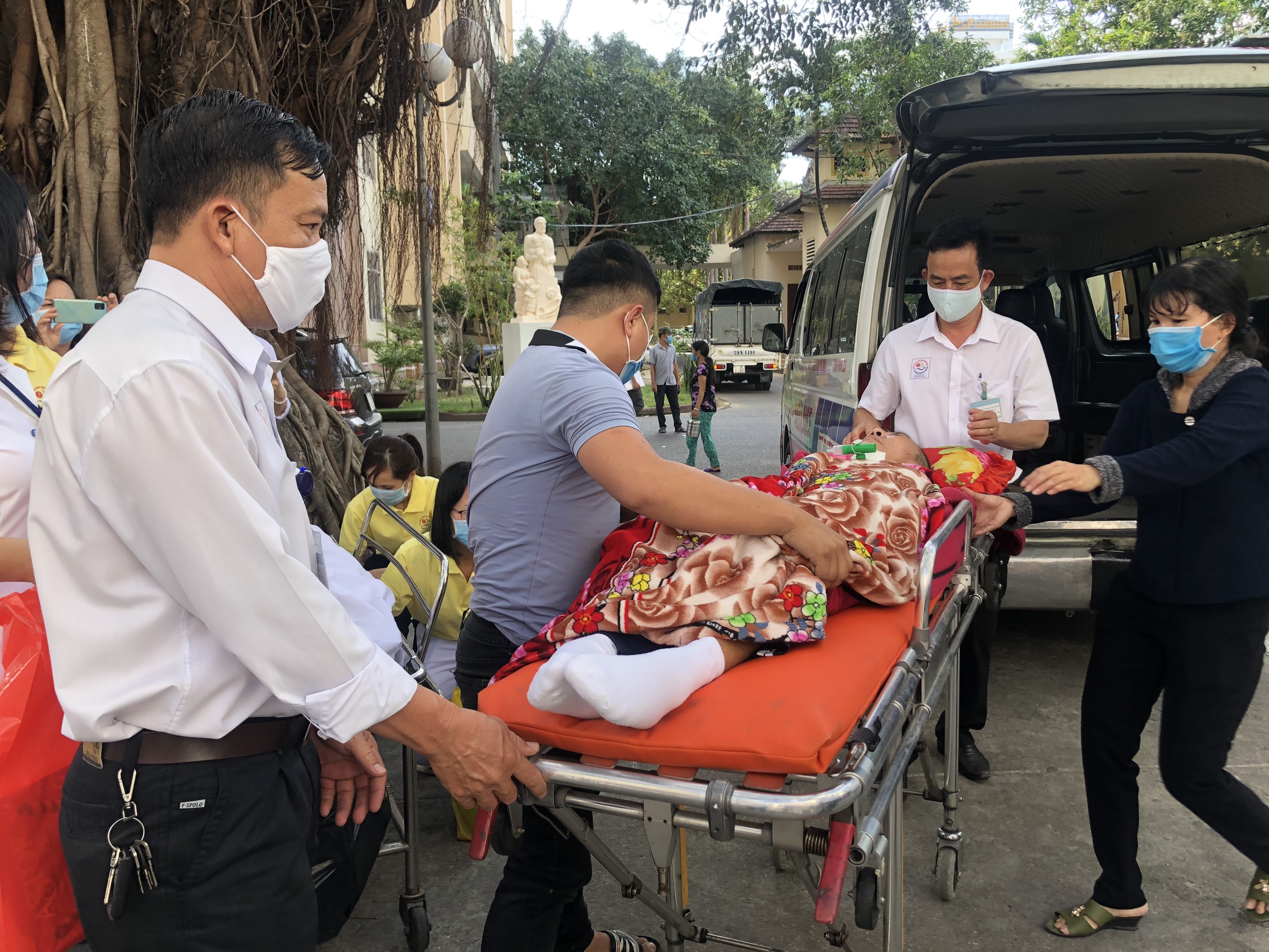 Di chuyển bệnh nhân nặng lên xe đưa về nhà đón Tết