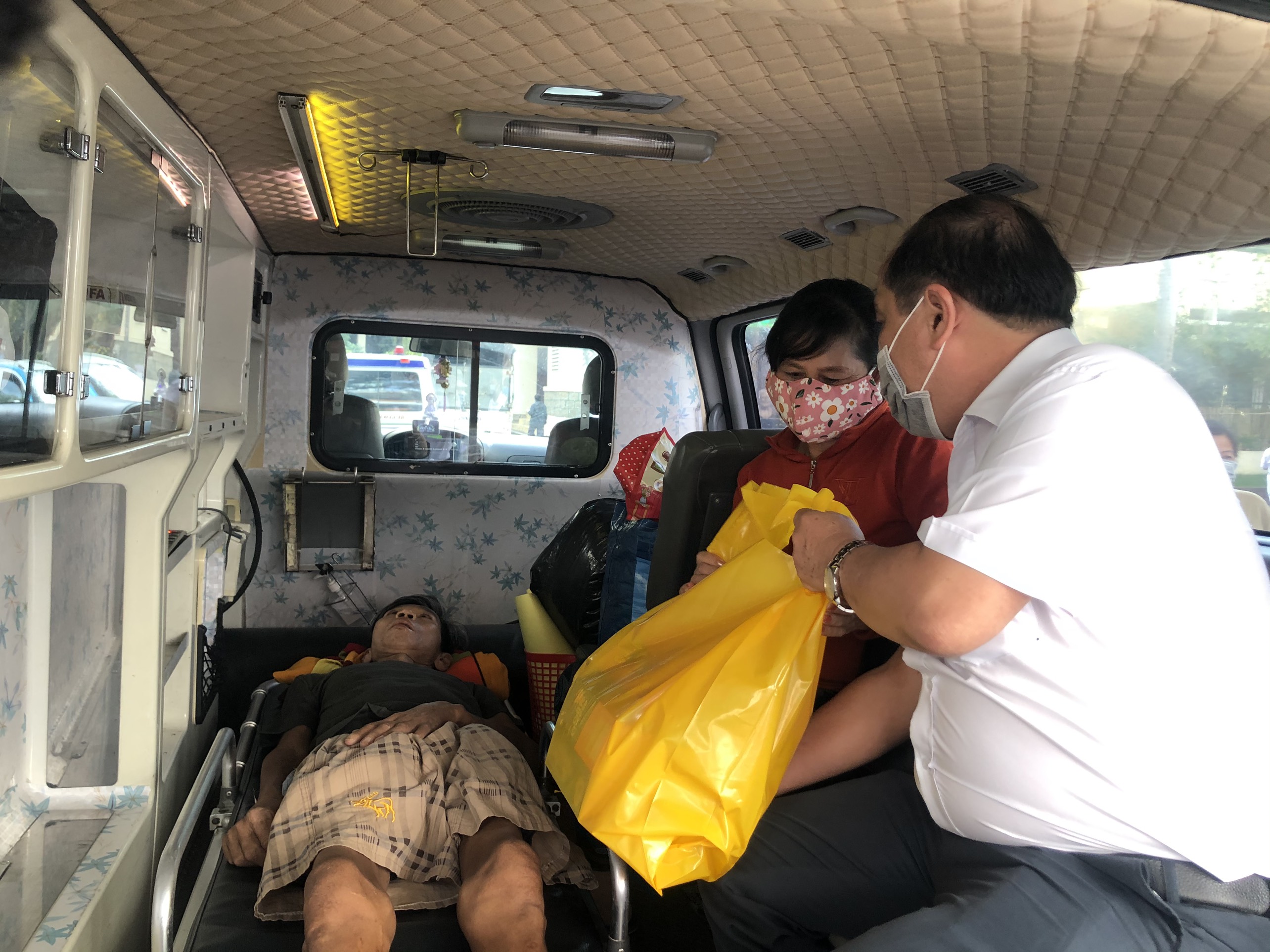 Tặng quà và chúc gia đình bệnh nhân đón Tết Nguyên đán an vui