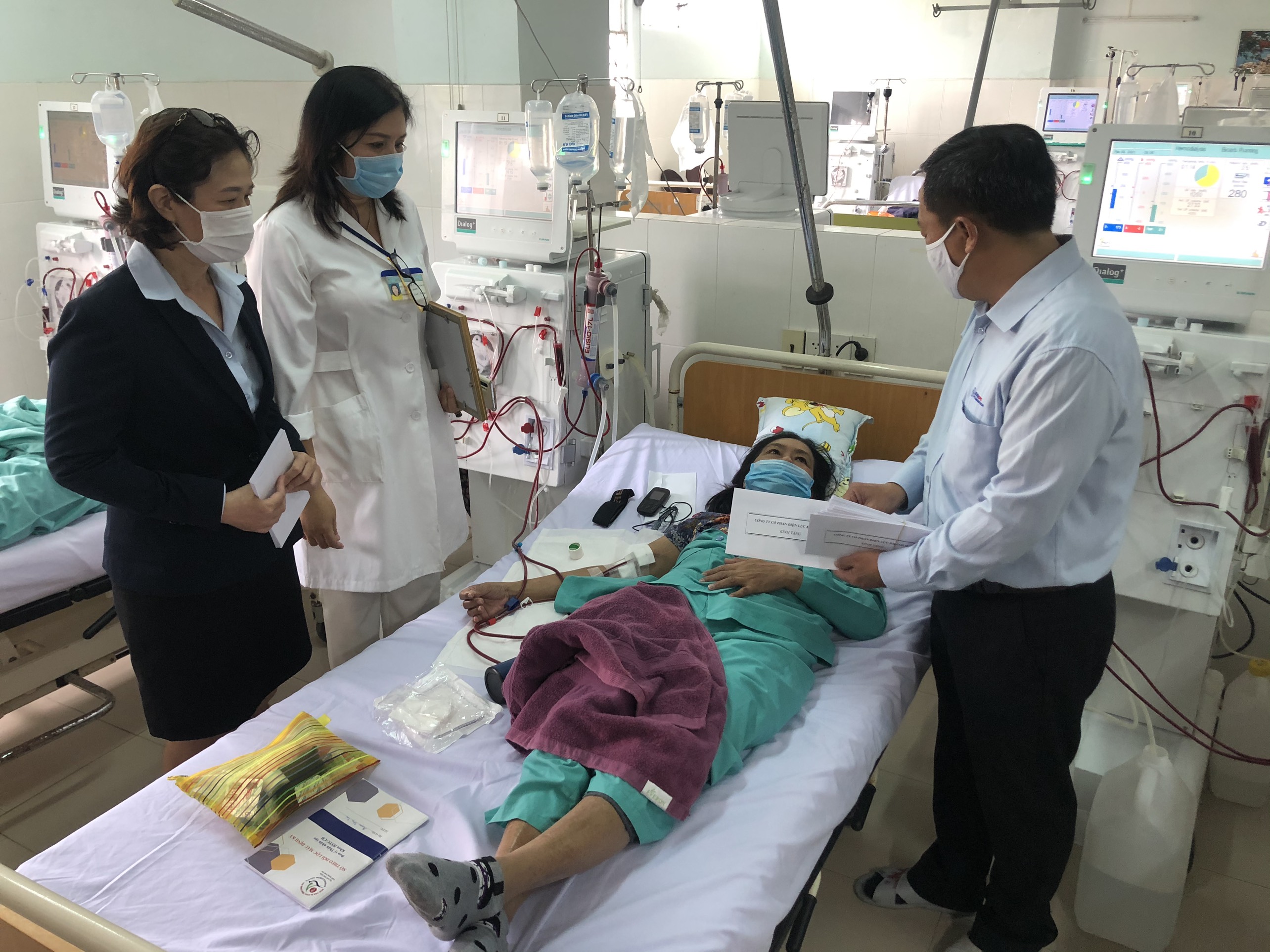 Trao 890 suất quà cho bệnh nhân có hoàn cảnh khó khăn