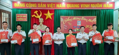 Gặp mặt, chúc Tết gia đình các quân nhân và công chức có hoàn cảnh khó khăn