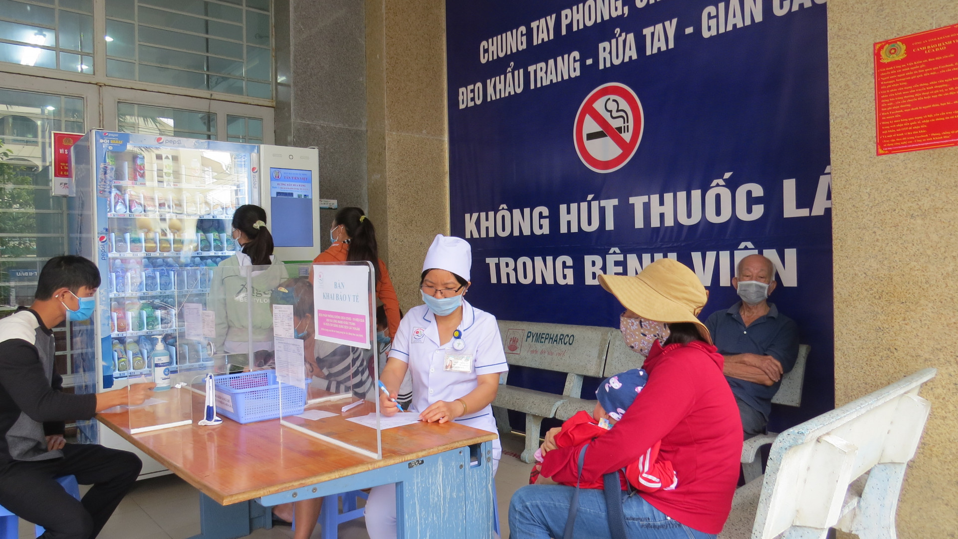 Bệnh viện Đa khoa tỉnh Khánh Hoà yêu cầu người dân đến bệnh viện phải đeo khẩu trang và khai báo y tế