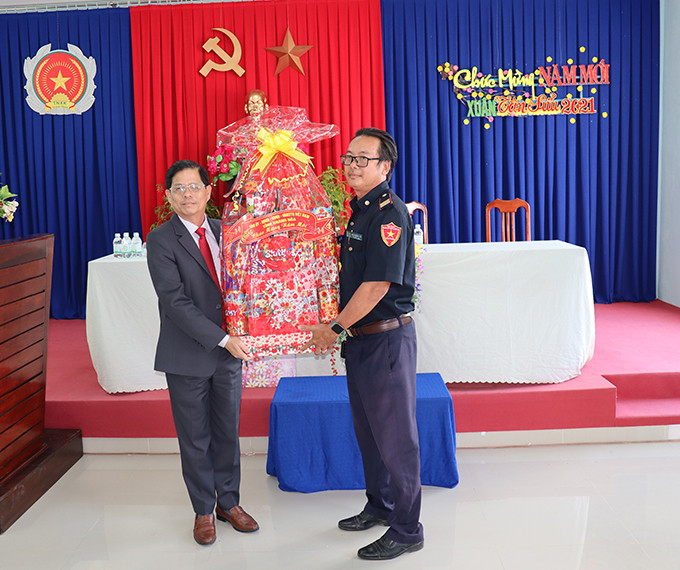 Chủ tịch UBND tỉnh Nguyễn Tấn Tuân tặng quà cho Đội Thanh niên xung kích TP. Nha Trang