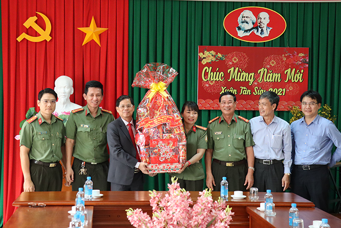 Đồng chí Nguyễn Tấn Tuân thăm Đội Quản lý xuất, nhập cảnh Công an tỉnh