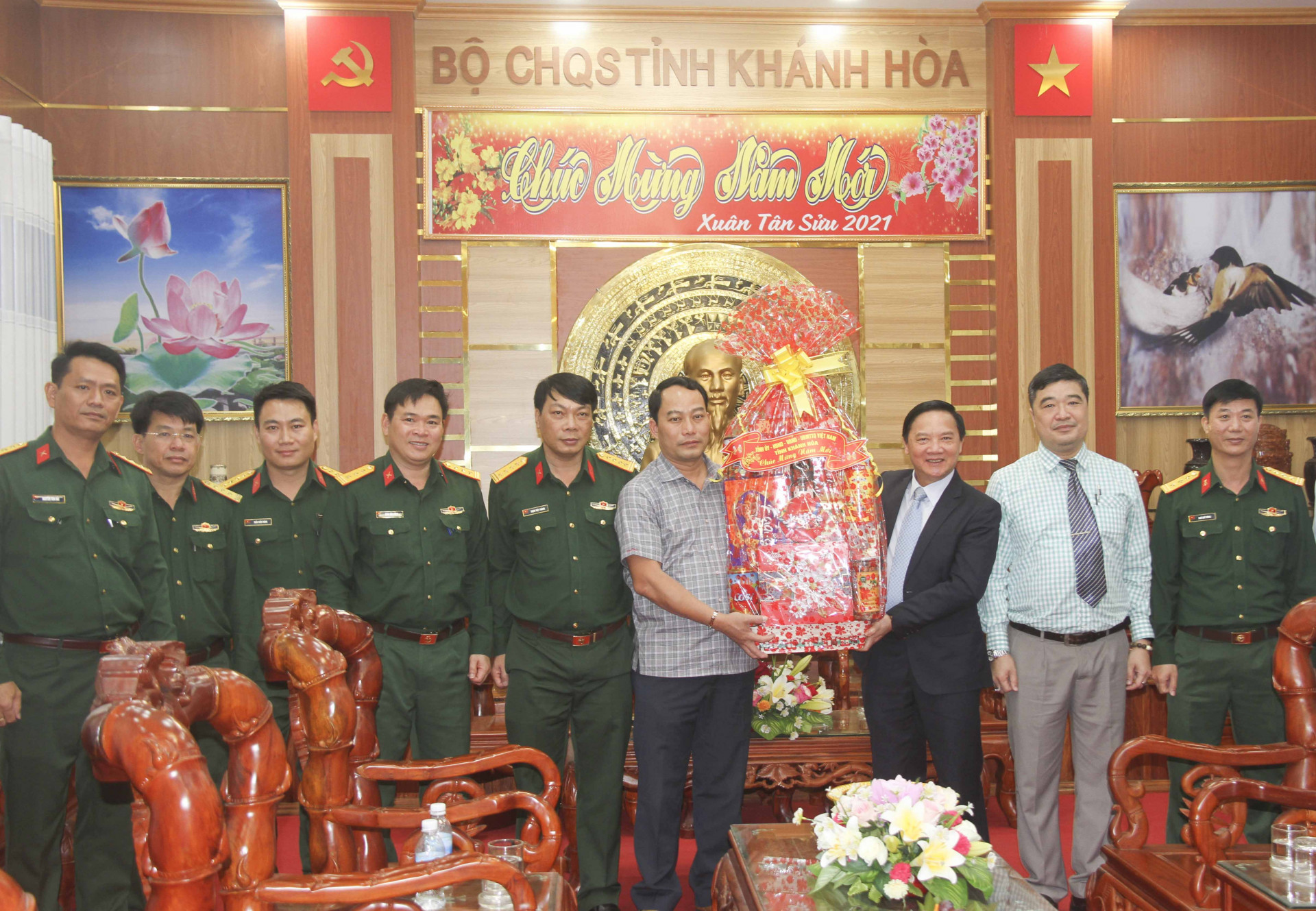 Bí thư Tỉnh ủy Nguyễn Khắc Định tặng quà Tết cho Bộ Chi huy Quân sự tỉnh 