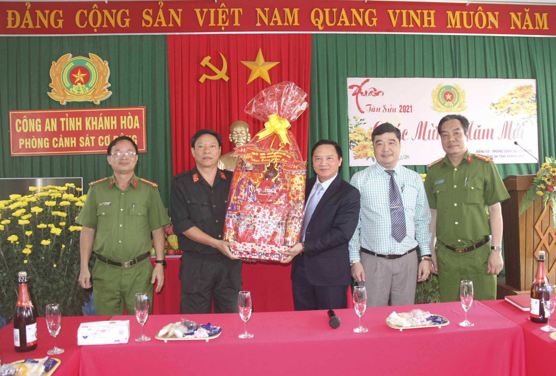Lãnh đạo Phòng Cảnh sát Cơ động, Công an tỉnh đón nhận quà tặng của lãnh đạo tỉnh 