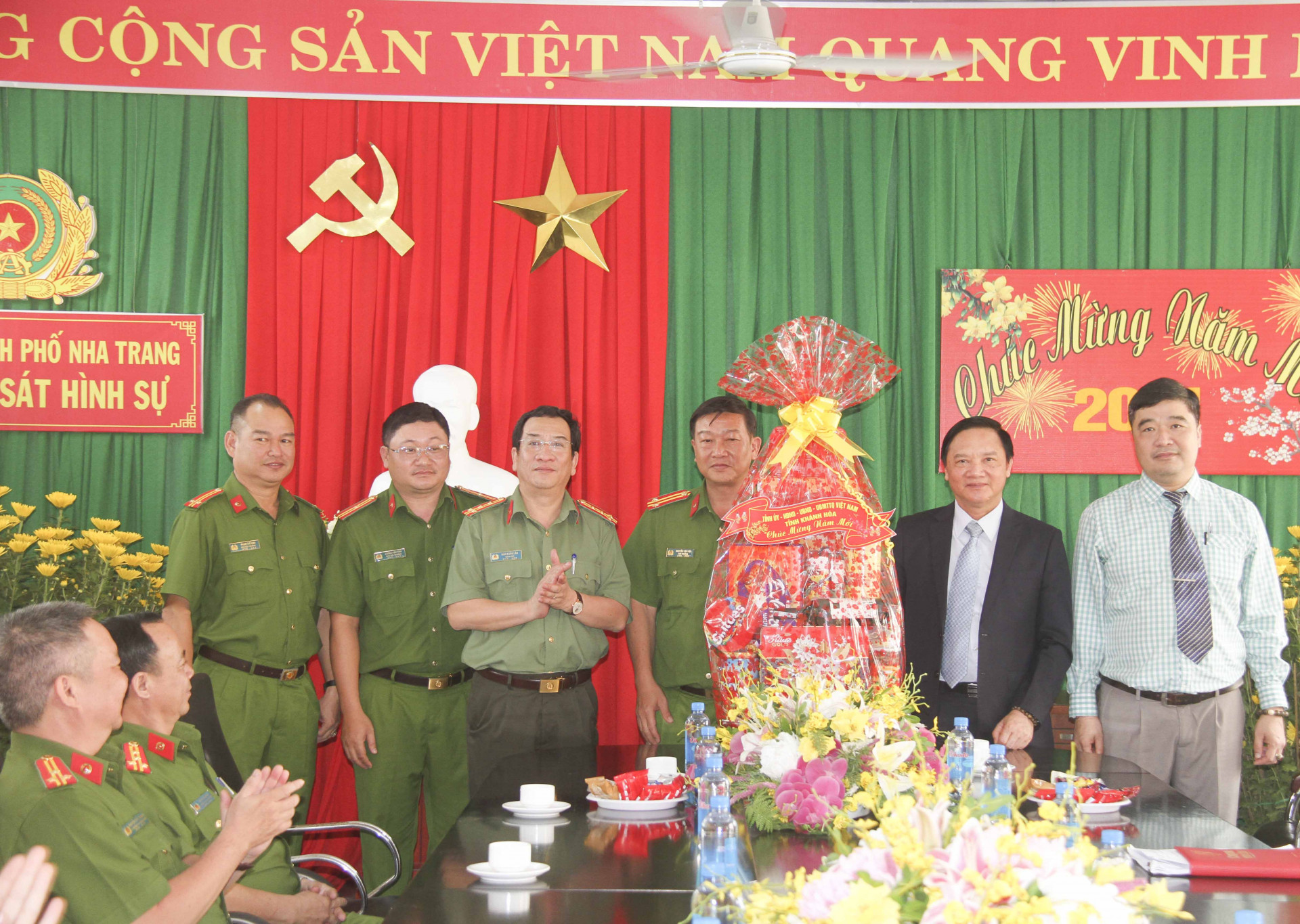 Bí thư Tỉnh ủy Nguyễn Khắc Định trao quà tặng, gửi lời động viên đến cán bộ, chiến sĩ Đội Cảnh sát hình sự, Công an TP. Nha Trang đang làm nhiệm vụ trực chiến