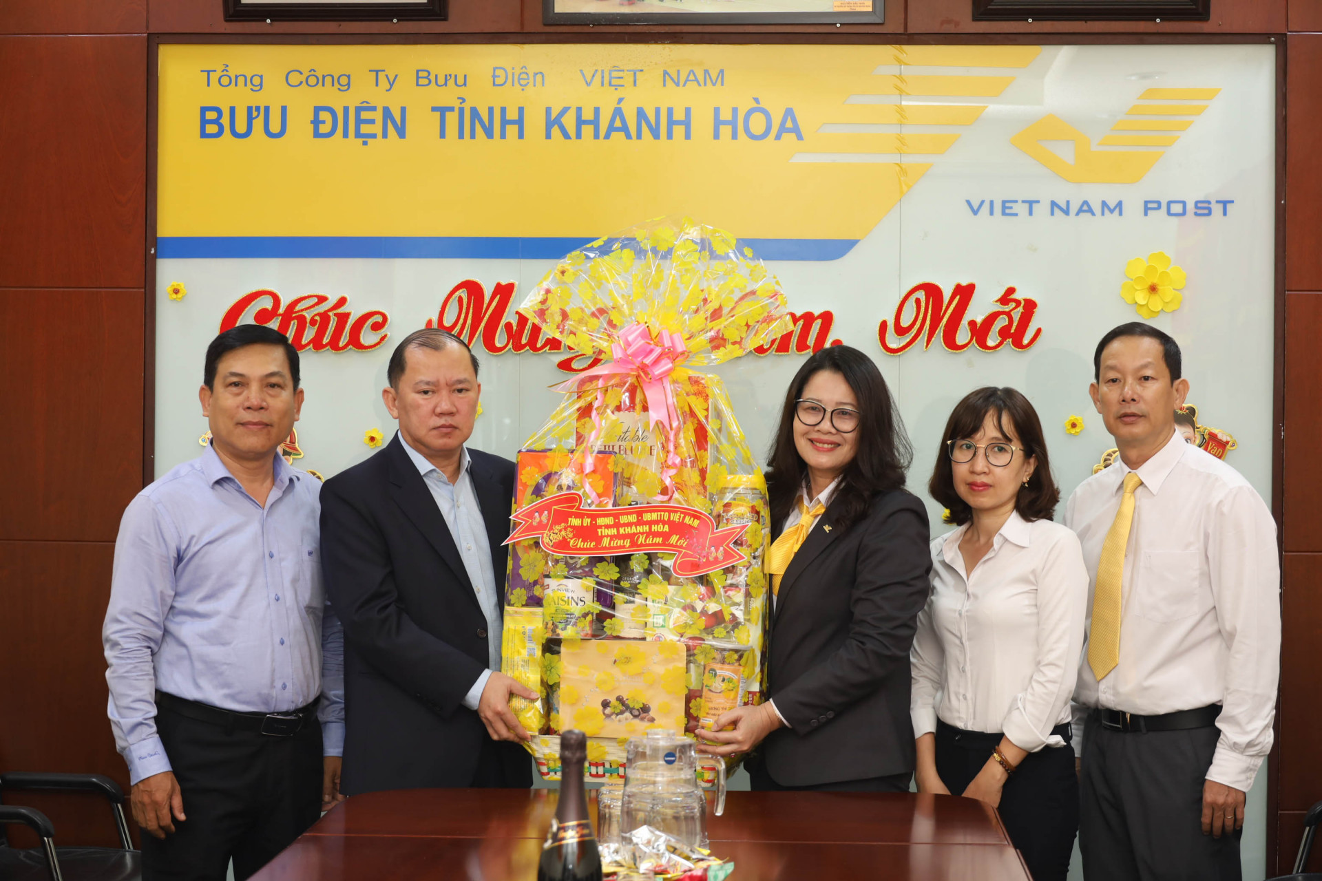 Ông Nguyễn Anh Tuấn thăm Bưu điện tỉnh. 