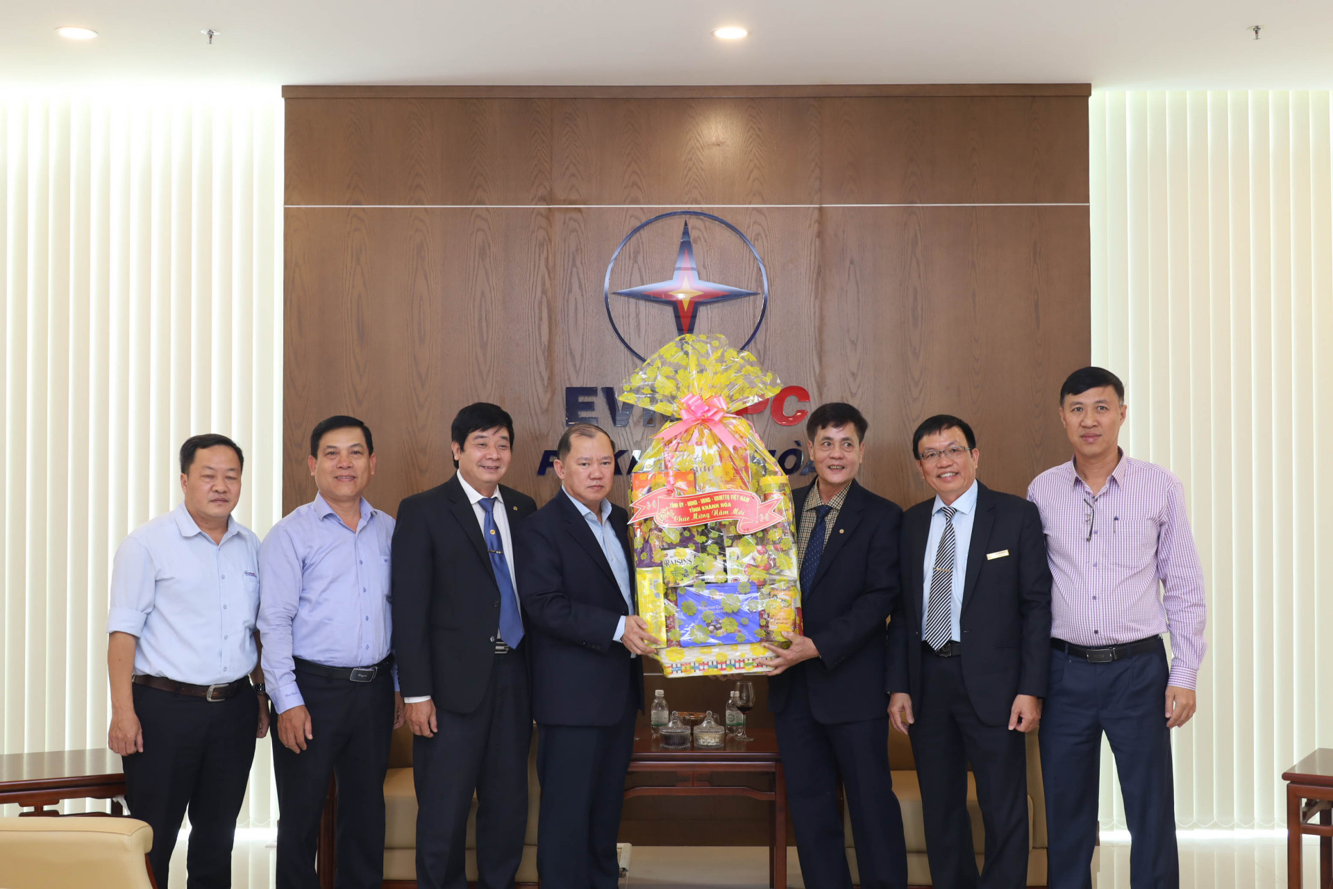 Ông Nguyễn Anh Tuấn chúc Công ty Cổ phần Điện lực Khánh Hòa sẽ tiếp tục có nhiều đóng góp vào sự phát triển kinh tế - xã hội của tỉnh. 
