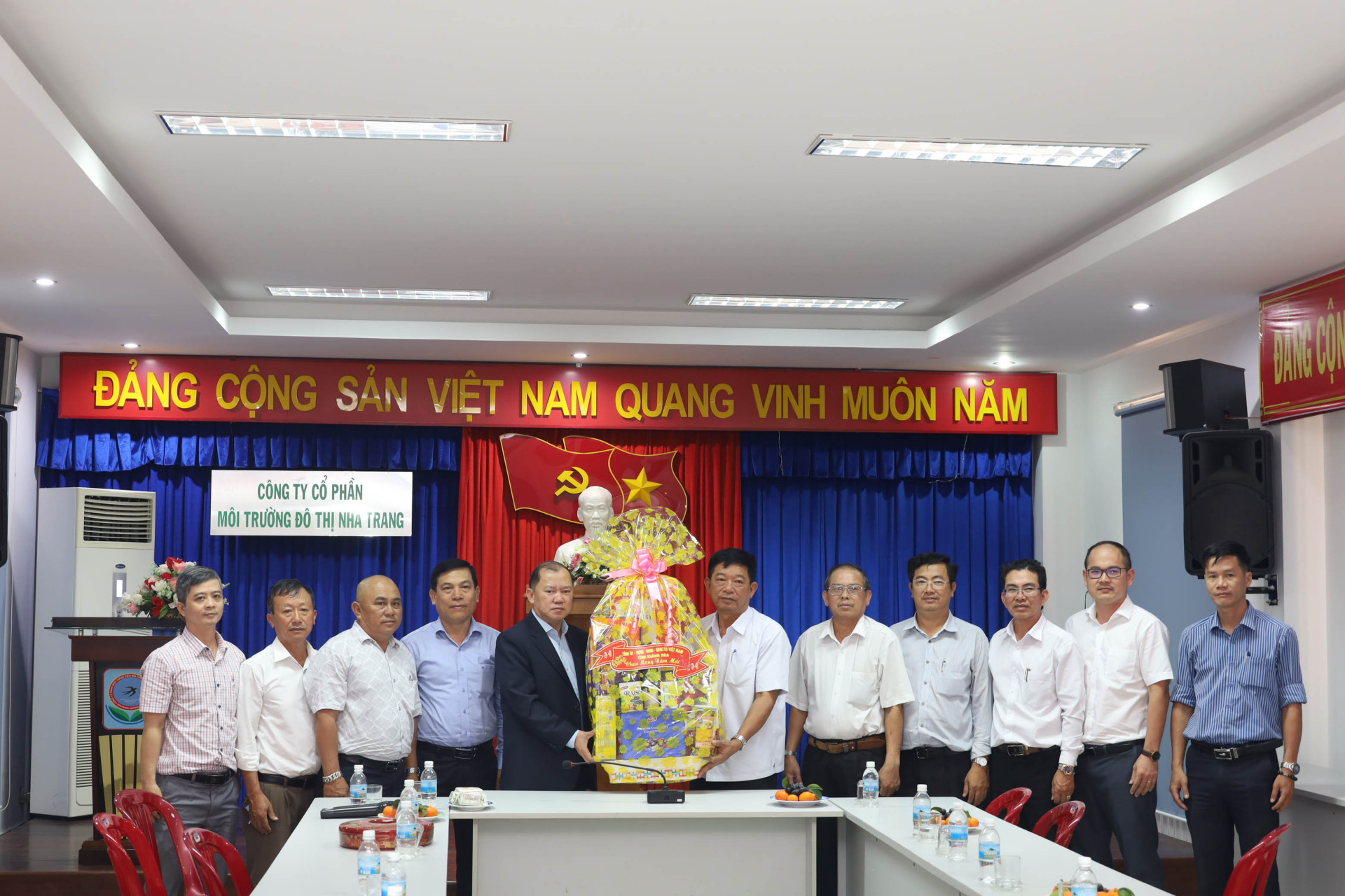 Ông Nguyễn Anh Tuấn đến thăm, động viên cán bộ, nhân viên Công ty Cổ phần Môi trường đô thị Nha Trang. 
