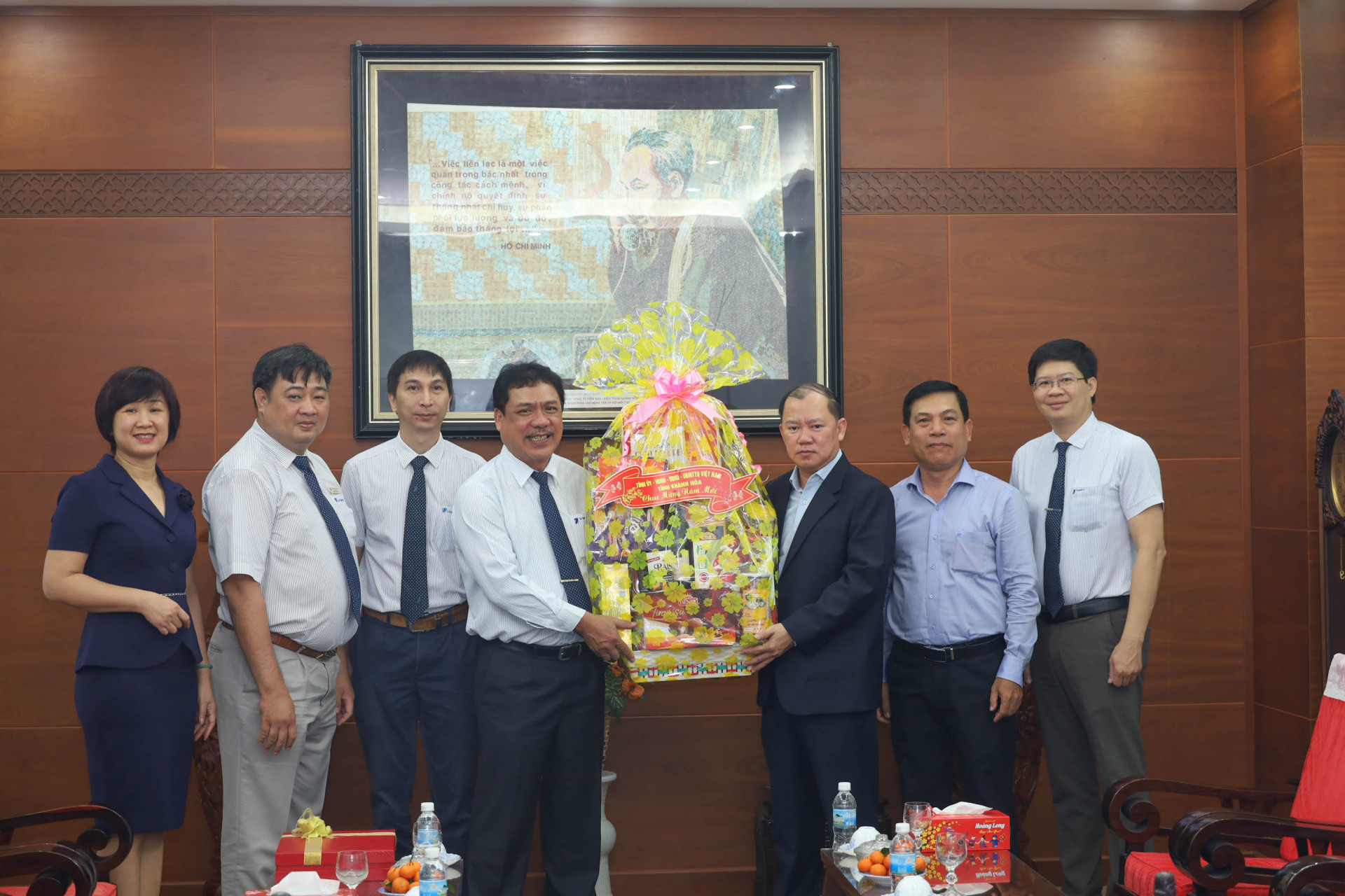 Ông Nguyễn Anh Tuấn thăm và chúc Tết tại Viễn thông Khánh Hòa. 