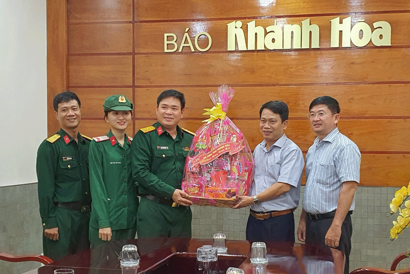 Lãnh đạo Bộ Chỉ huy Quân sự tỉnh tặng quà Tết cho tập thể Báo Khánh Hòa.