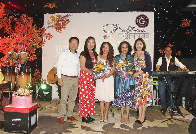 Ông Lê Xuân Thơm - Tổng Giám đốc Công ty TNHH Hải Đăng tặng hoa cho các ca sĩ khách mời tham gia khai trương phòng trà Galina Live Music &Coffee