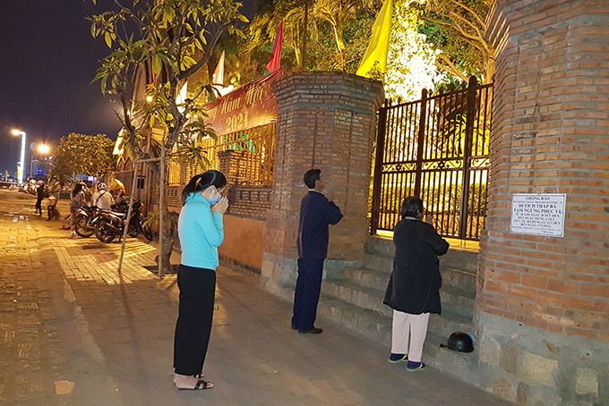 Một số người dân lễ bái Thiên Y Ana Thánh Mẫu phía ngoài Tháp Bà