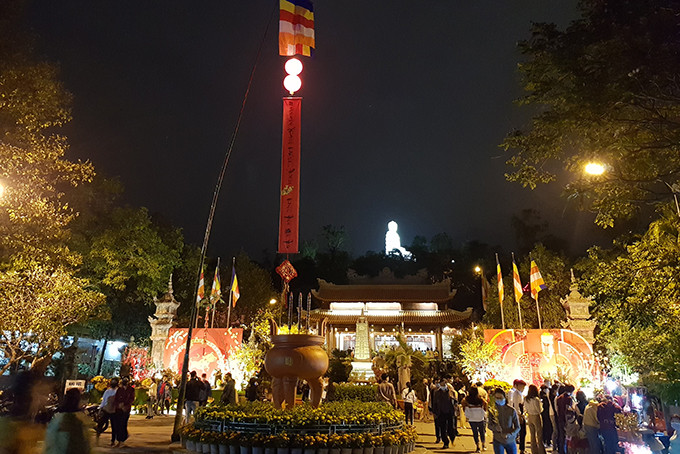 Người dân viếng Chùa Long Sơn đêm giao thừa Tết Nguyên đán Tân Sửu 2021