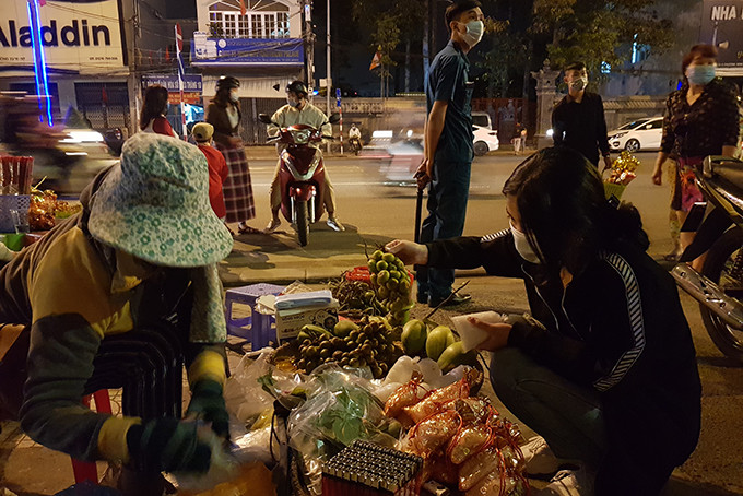 Người dân chọn mua lộc trước chùa Long Sơn