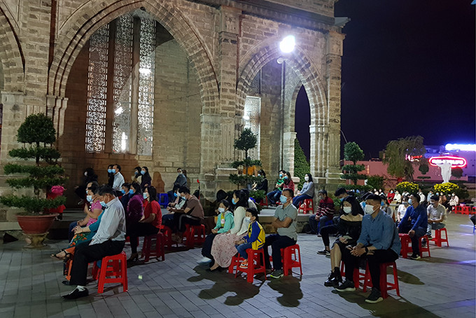 People wearing masks and follow social distancing guidance at Nha Trang Cathedral