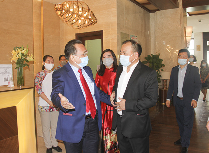  Ông Lê Hữu Hoàng (bên trái) trò chuyện với lãnh đạo Duyên Hà resort về tình hình hoạt động kinh doanh trong dịp Tết Tân Sửu 2021