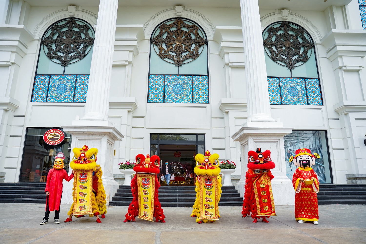 Du xuân an tâm, đón năm mới trong không gian rực rỡ tại các TTTM Vincom