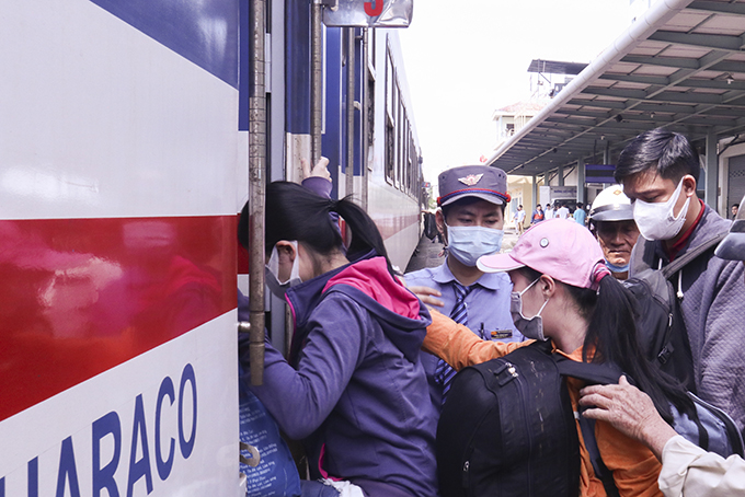 Khách đi tàu tại ga Nha Trang.