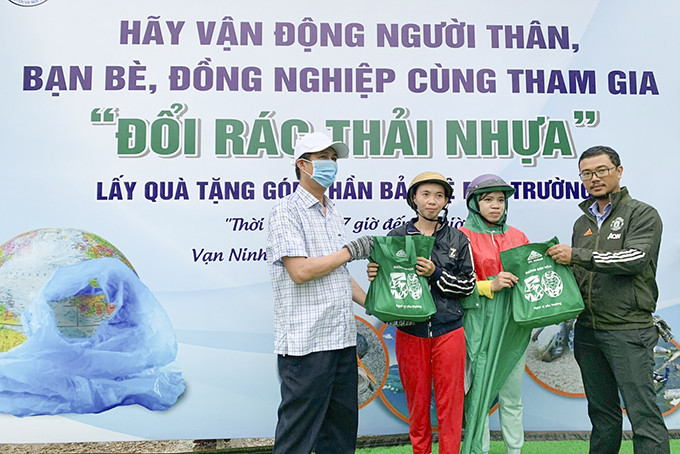 Sở Tài nguyên và Môi trường phối hợp với huyện Vạn Ninh tổ chức chương trình “Đổi rác thải nhựa” lấy quà tại thị trấn Vạn Giã. Ảnh: BKH