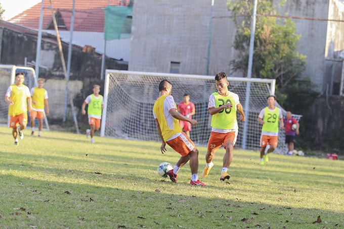 Các cầu thủ đội bóng Khánh Hòa FC ra quân tập luyện trở lại vào mùng 4 Tết.
