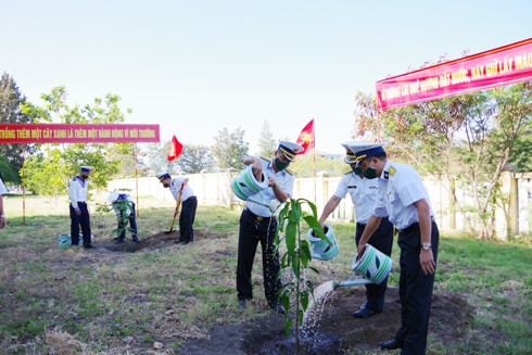 Chỉ huy Lữ đoàn 146 Hải quân trồng cây xanh trong khuôn viên Lữ đoàn.