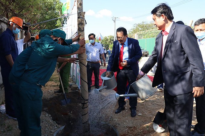 Đồng chí Lê Hữu Hoàng (giữa) cùng lãnh đạo TP. Cam Ranh trồng cây hưởng hứng Tết trồng cây