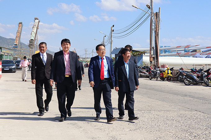 Đồng chí Lê Hữu Hoàng cùng lãnh đạo TP. Cam Ranh thăm quan Cảng Cam Ranh