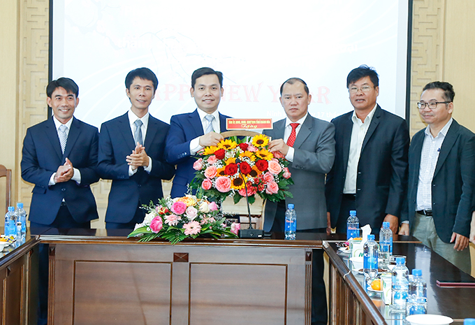 Ban Lãnh đạo Kho ngoại quan xăng dầu Vân Phong nhận lãng hoa chúc tết của lãnh đạo tỉnh