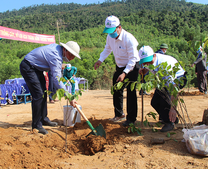 Bí thư Tỉnh ủy Nguyễn Khắc Định trồng cây xanh tại lễ phát động